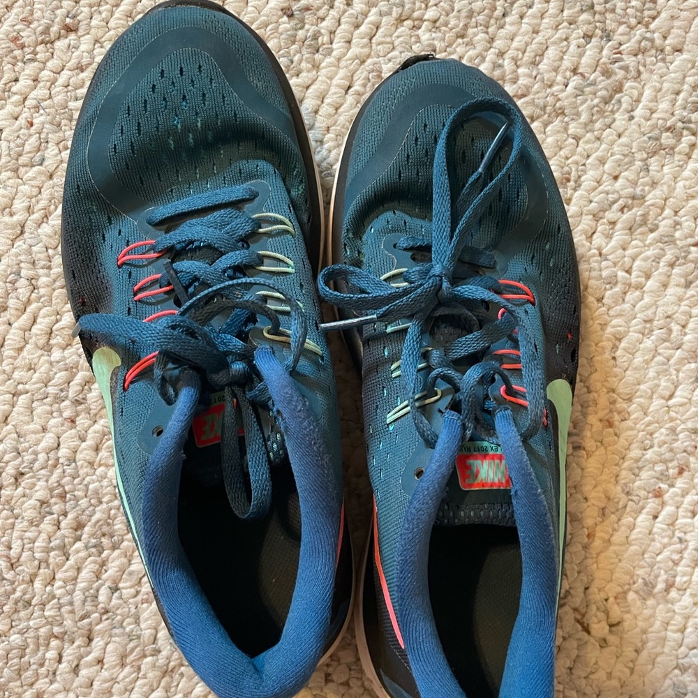 Nike Tennis Shoes